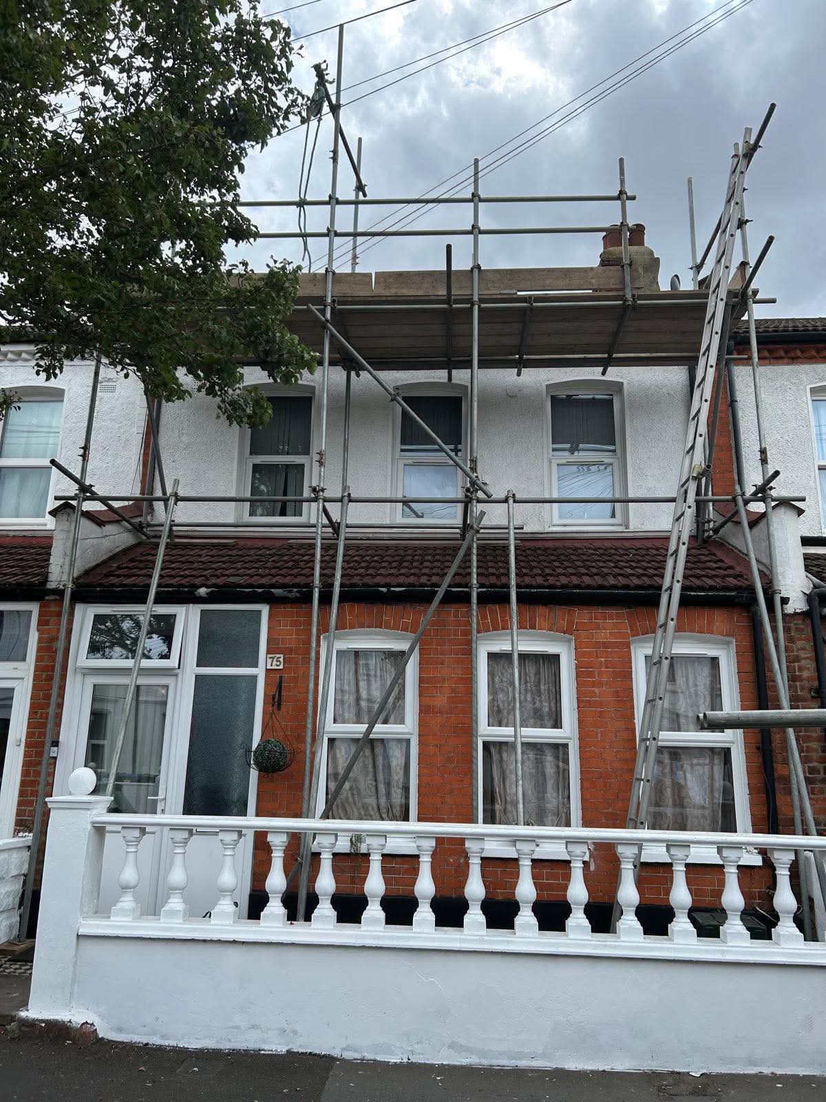 Front elevation scaffold with loading platform on a terraced house